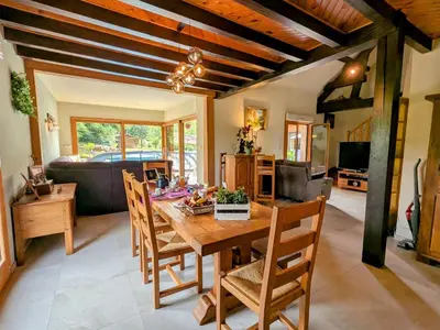 Coin salon dans l'établissement Chambre familiale avec piscine et SPA à Anould - FR-1-589-708