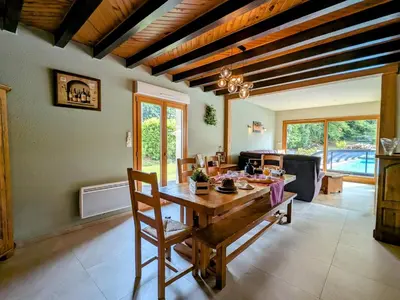 Coin salon dans l'établissement Chambre familiale avec piscine et SPA à Anould - FR-1-589-708
