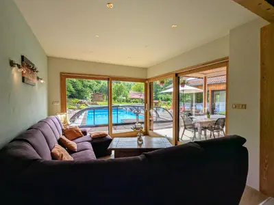 Piscine de l'établissement Chambre familiale avec piscine et SPA à Anould - FR-1-589-708 ou située à proximité