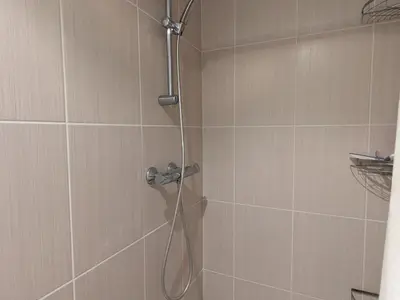 Salle de bains dans l'établissement Chambre familiale avec piscine et SPA à Anould - FR-1-589-708