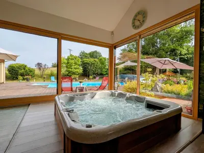 Piscine de l'établissement Chambre spacieuse avec piscine, spa et hammam - FR-1-589-721 ou située à proximité
