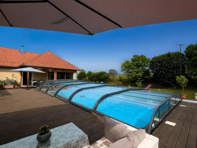 Piscine de l'établissement Chambre spacieuse avec piscine, spa et hammam - FR-1-589-721 ou située à proximité
