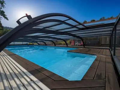 Piscine de l'établissement Chambre spacieuse avec piscine, spa et hammam - FR-1-589-721 ou située à proximité