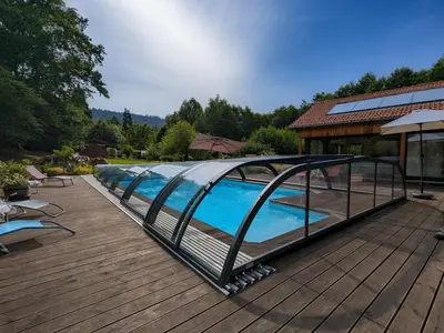 Piscine de l'établissement Chambre spacieuse avec piscine, spa et hammam - FR-1-589-721 ou située à proximité