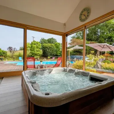 Chambre spacieuse avec piscine