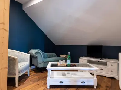 Coin salon dans l'établissement Chambre Gentiane - 2 Lits Doubles & Sauna, Idéale Famille - FR-1-589-747