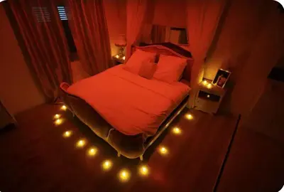 Un ou plusieurs lits dans un hébergement de l'établissement Love room avec spa privatif