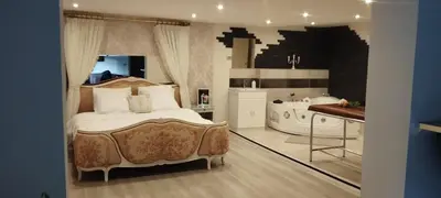 Un ou plusieurs lits dans un hébergement de l'établissement Love room avec spa privatif
