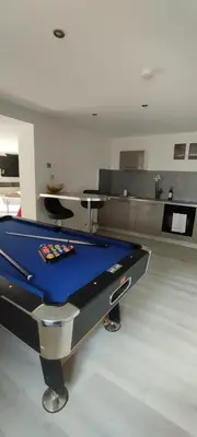 Billard dans l'établissement Love room avec spa privatif