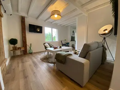 Télévision ou salle de divertissement dans l'établissement Gîte Rénové en bordure de forêt