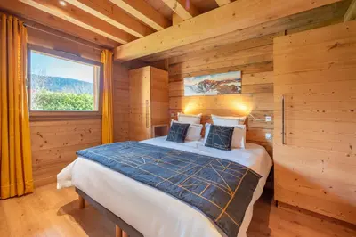 Un ou plusieurs lits dans un hébergement de l'établissement Chalet La Tanière, luxe avec vue imprenable sur le lac