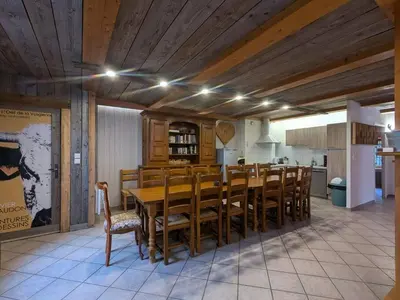 Cuisine ou kitchenette dans l'établissement Les Bruyères - 15 pers - full nature