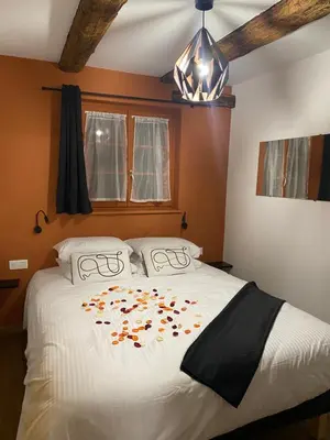 Un ou plusieurs lits dans un hébergement de l'établissement Au Refuge des amoureux avec baignoire Balnéo 2 personnes