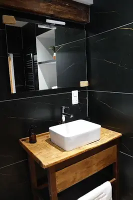 Salle de bains dans l'établissement Au Refuge des amoureux avec baignoire Balnéo 2 personnes
