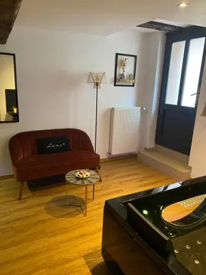 Coin salon dans l'établissement Au Refuge des amoureux avec baignoire Balnéo 2 personnes