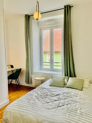 Un ou plusieurs lits dans un hébergement de l'établissement 101 - Appartement élégant art déco près du centre ville