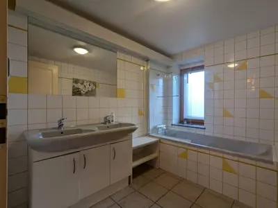 Salle de bains dans l'établissement Les Jonquilles - 12 pers - pleine nature
