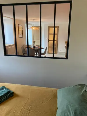 Un ou plusieurs lits dans un hébergement de l'établissement Studio avec jardin Centre ville