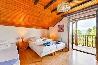 Un ou plusieurs lits dans un hébergement de l'établissement Maison de charme Haslach 300m2 Grand séjour 15 personnes - Belles vues !