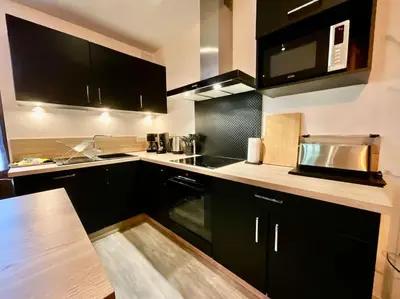 Cuisine ou kitchenette dans l'établissement Gîte des Randonneurs, jardin & BBQ et borne VE