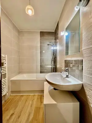 Salle de bains dans l'établissement Gîte des Randonneurs, jardin & BBQ et borne VE