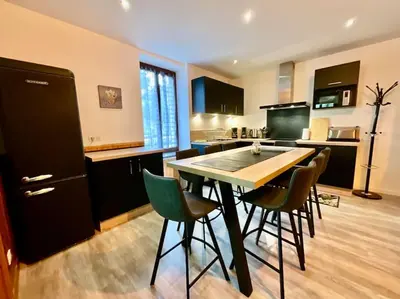 Cuisine ou kitchenette dans l'établissement Gîte des Randonneurs, jardin & BBQ et borne VE