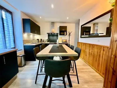 Cuisine ou kitchenette dans l'établissement Gîte des Randonneurs, jardin & BBQ et borne VE