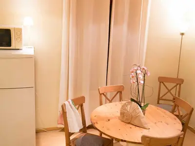 Télévision ou salle de divertissement dans l'établissement Gîte montagnard confortable avec terrasse et WIFI - FR-1-589-751
