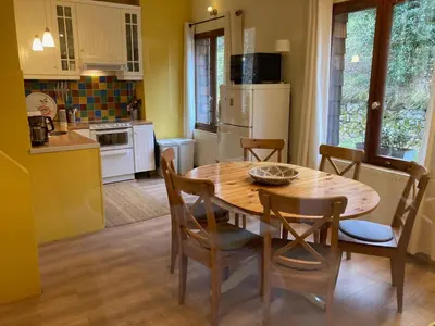 Cuisine ou kitchenette dans l'établissement Gîte montagnard confortable avec terrasse et WIFI - FR-1-589-751