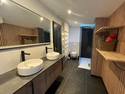 Salle de bains dans l'établissement Au Paradis des 4 Saisons - Maison avec terrasse - Baignoire Balneo