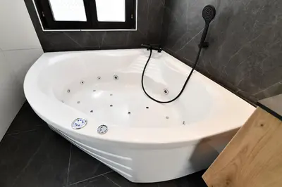 Salle de bains dans l'établissement Au Paradis des 4 Saisons - Maison avec terrasse - Baignoire Balneo