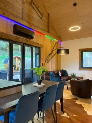 Coin salon dans l'établissement Chalet cosy & confort haut de gamme - Sauna, Spa, Clim