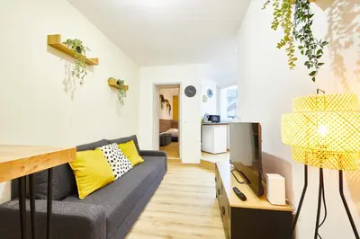 Coin salon dans l'établissement BE-0 - Joli 2 pièces pour 1-2 pers au RDC au centre de Mulhouse