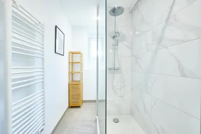 Salle de bains dans l'établissement BE-1 - Joli 4 pièces tout équipé pour 1-6 pers 1er étage au centre de Mulhouse