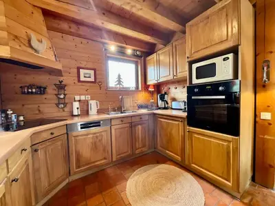 Cuisine ou kitchenette dans l'établissement La Charmelle - Belle maison avec jardin & terrasse