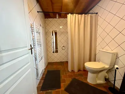 Salle de bains dans l'établissement La Charmelle - Belle maison avec jardin & terrasse