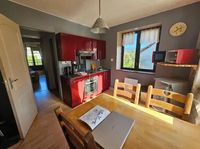Cuisine ou kitchenette dans l'établissement Le tout en double