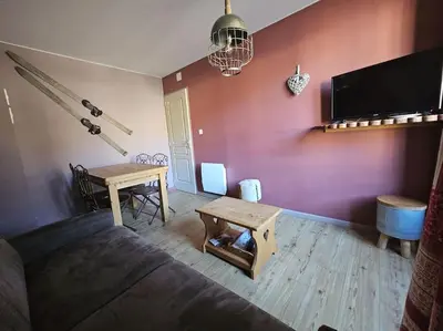 Télévision ou salle de divertissement dans l'établissement Le tout en double