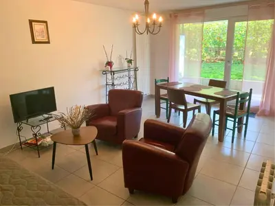 Télévision ou salle de divertissement dans l'établissement La Houblonnière