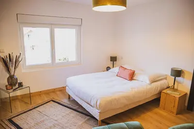 Un ou plusieurs lits dans un hébergement de l'établissement La Flânerie, spacieux loft au calme avec jacuzzi