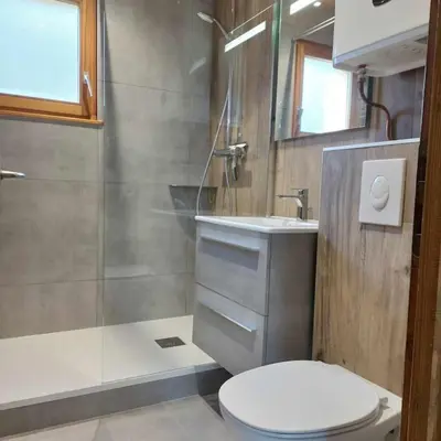 Salle de bains dans l'établissement Joli appartement T2, la clairière du lac, rez de jardin, terrasse fermée, parking
