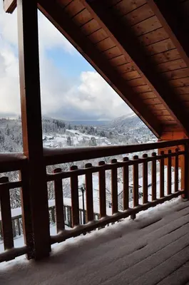 Vue générale sur la montagne ou vue sur la montagne depuis le chalet