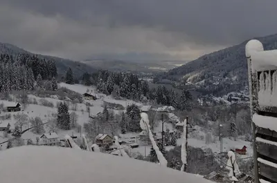 L'établissement Chalet Ecrin équipé pour Personne à Mobilité Réduite, Belle vue lac, Sauna et Wifi en hiver