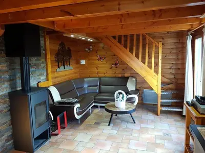 Coin salon dans l'établissement Chalet Ecrin équipé pour Personne à Mobilité Réduite, Belle vue lac, Sauna et Wifi