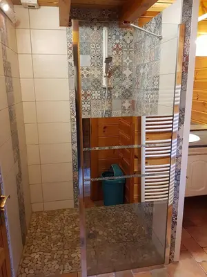 Salle de bains dans l'établissement Chalet Eras, Belle vue lac, Sauna, Wifi