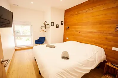 Un ou plusieurs lits dans un hébergement de l'établissement chalet la forgerie Piscine Jacuzzi Cinéma