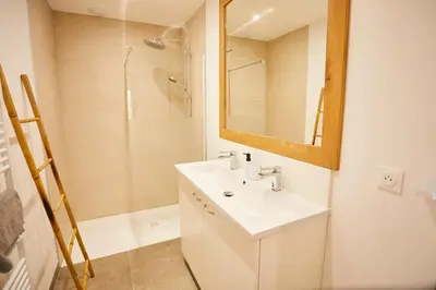 Salle de bains dans l'établissement chalet la forgerie Piscine Jacuzzi Cinéma
