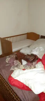 Un ou plusieurs lits dans un hébergement de l'établissement Privat Zimmer in eine whg rue des abeilles