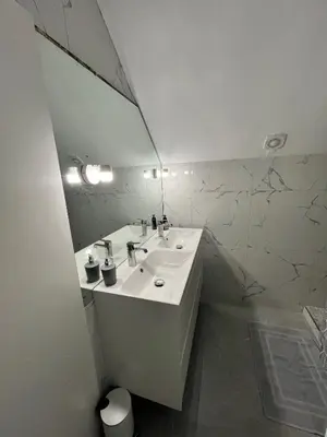 Salle de bains dans l'établissement Au théâtre