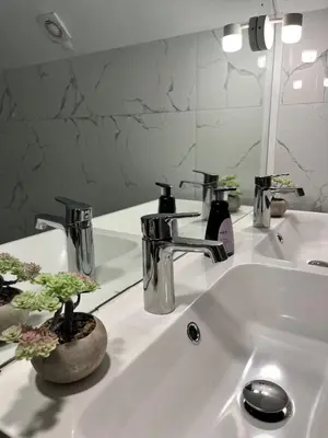 Salle de bains dans l'établissement Au théâtre